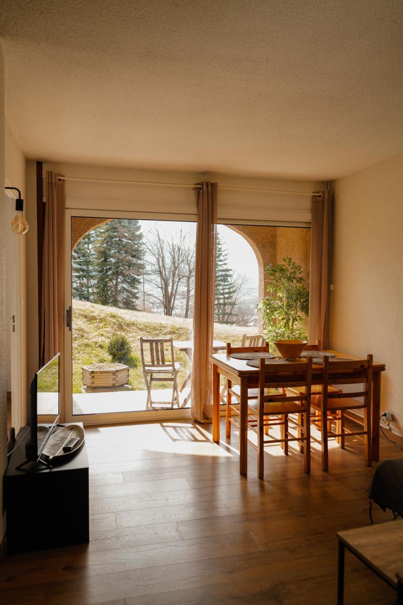 Apartment Tres Calme 2 Avec Parking Et Jardin Prive Sur Les Hauteurs De *